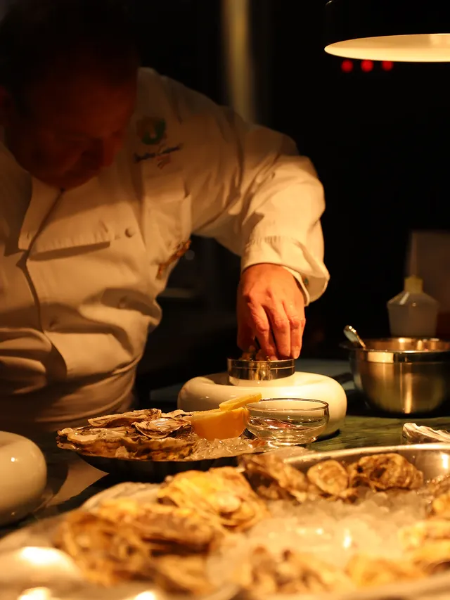 Chef Erick Jacquin preparando ostras