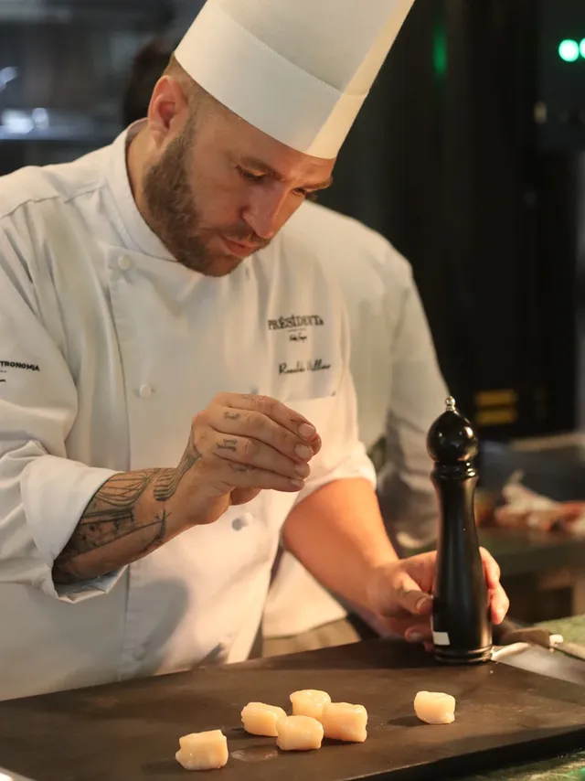 Chef finalizando gnocchi artesanal