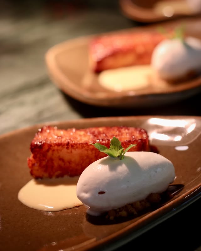 Sobremesa caramelizada com sorvete