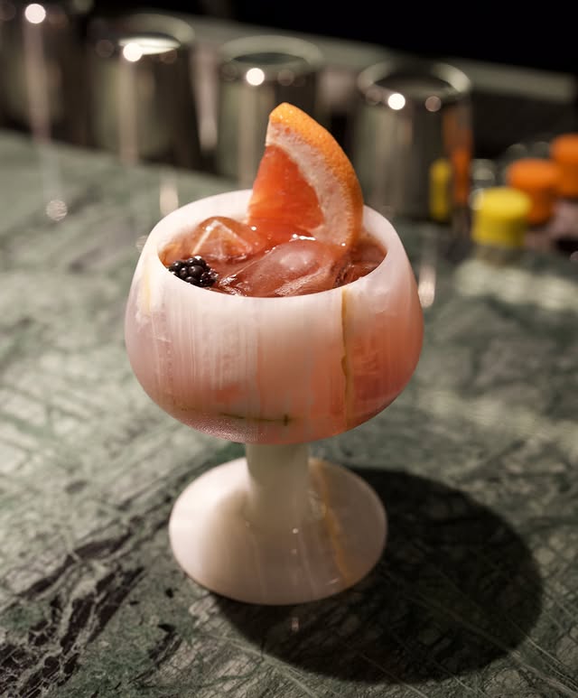 Coquetel artístico em copo de mármore