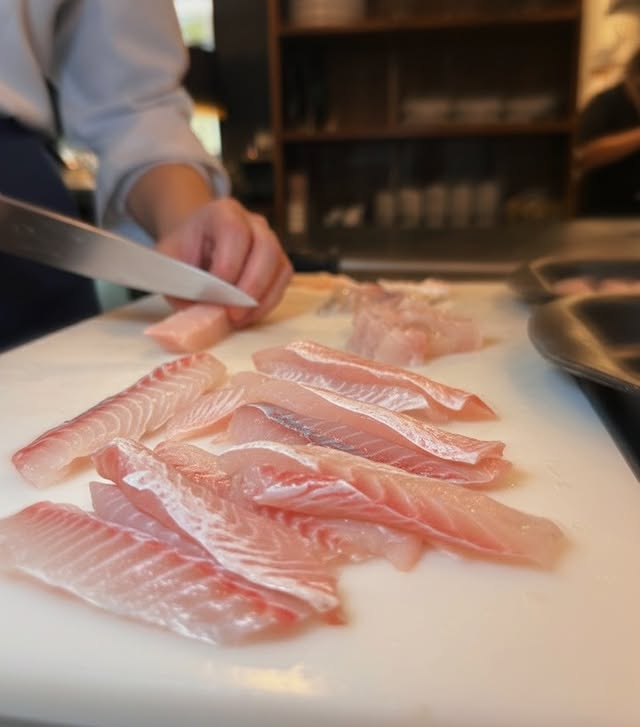 Chef preparando filés de peixe fresco