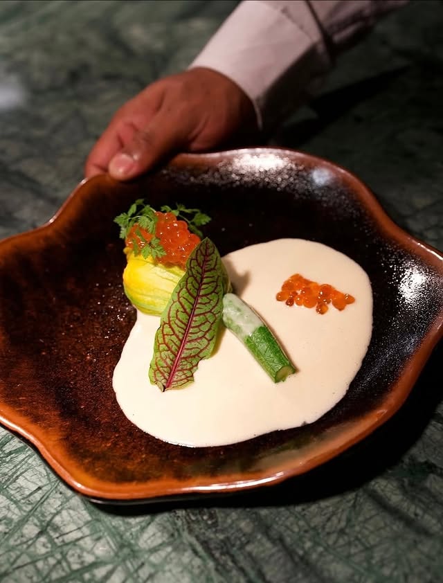 Prato artístico com ovas e creme